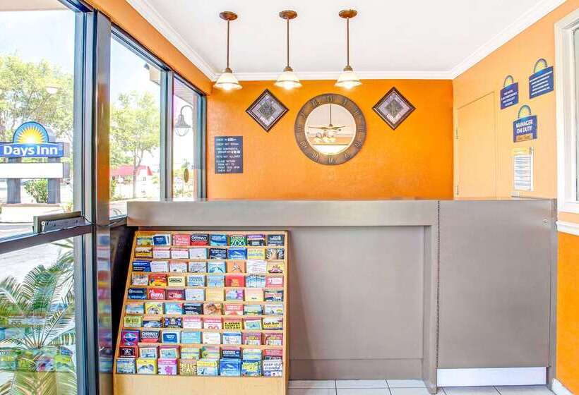 Отель Days Inn By Wyndham St. Petersburg Central