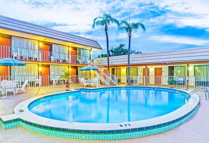 Отель Days Inn By Wyndham St. Petersburg Central