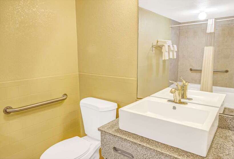 Отель Days Inn By Wyndham St. Petersburg Central