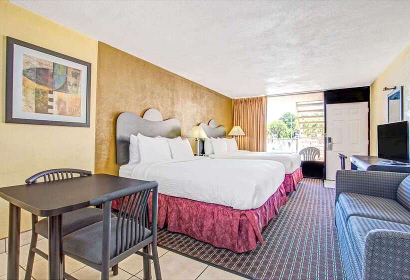 Отель Days Inn By Wyndham St. Petersburg Central