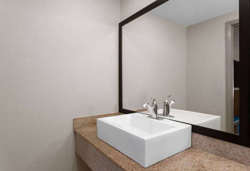 Отель Days Inn By Wyndham St. Petersburg Central