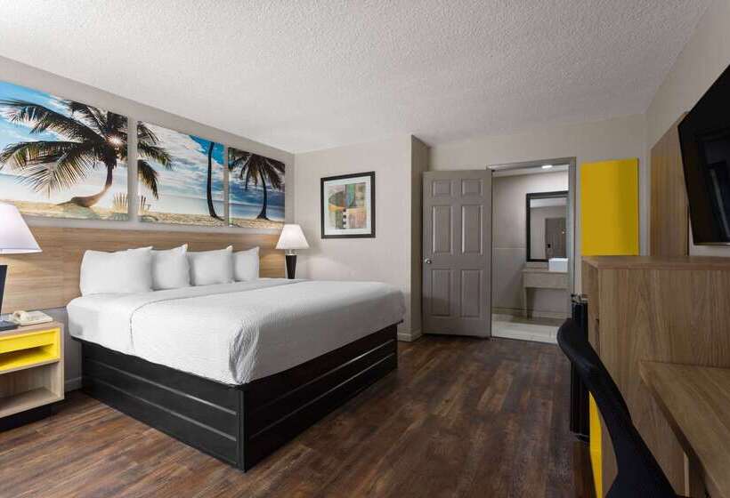 Отель Days Inn By Wyndham St. Petersburg Central