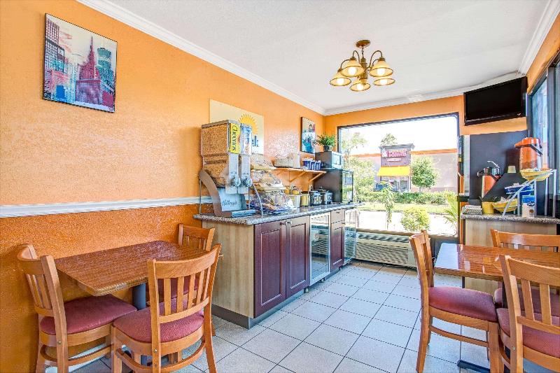 Отель Days Inn By Wyndham St. Petersburg Central