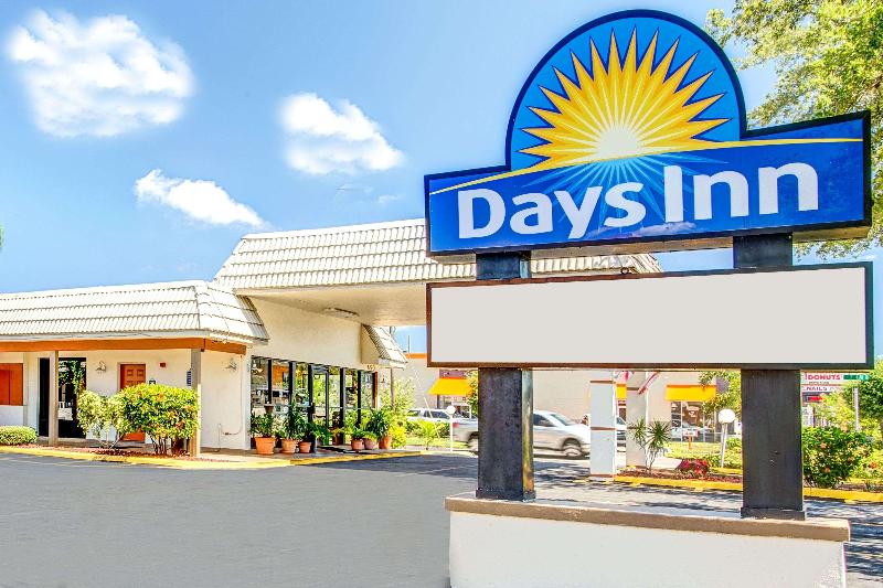 Отель Days Inn By Wyndham St. Petersburg Central