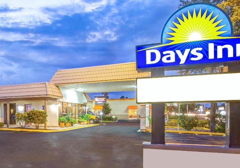 Отель Days Inn By Wyndham St. Petersburg Central