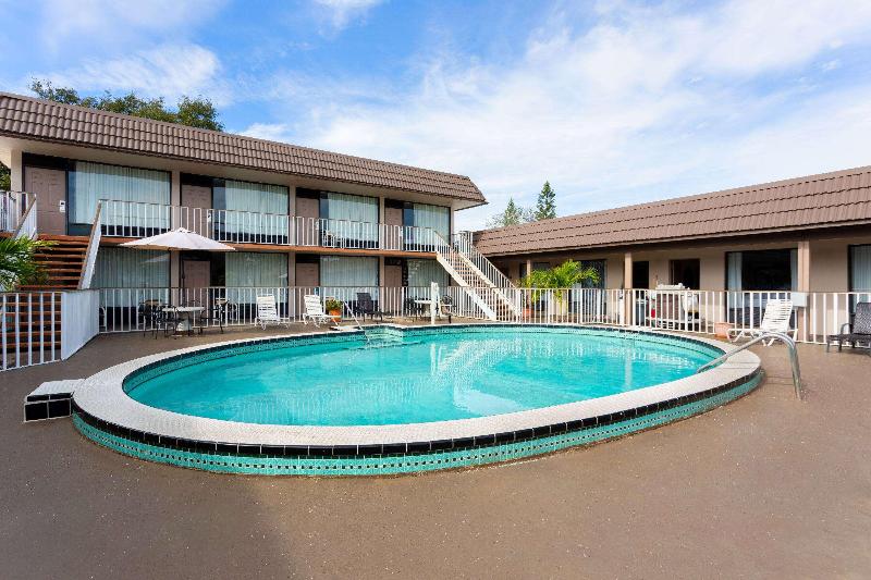 Отель Days Inn By Wyndham St. Petersburg Central