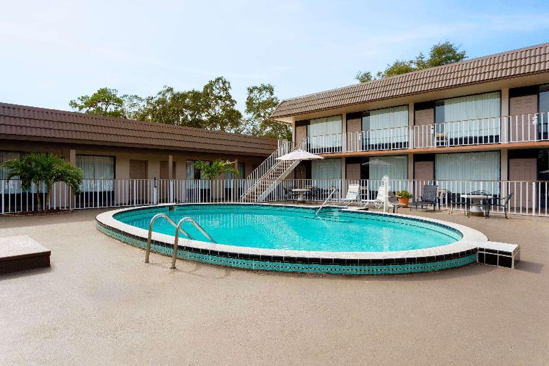 Отель Days Inn By Wyndham St. Petersburg Central