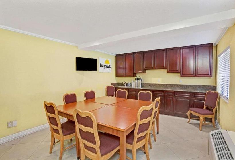 فندق Days Inn By Wyndham Whittier Los Angeles