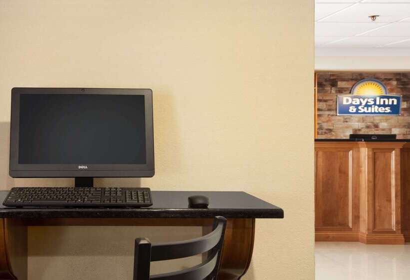 فندق Days Inn & Suites By Wyndham Commerce