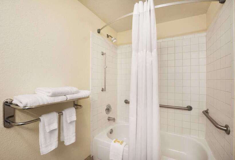 فندق Days Inn & Suites By Wyndham Commerce