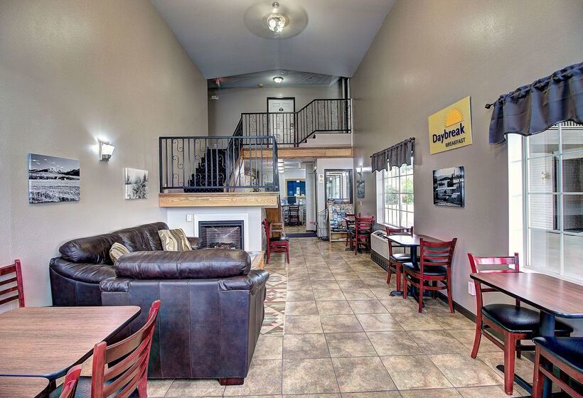 Отель Days Inn & Suites By Wyndham Lolo