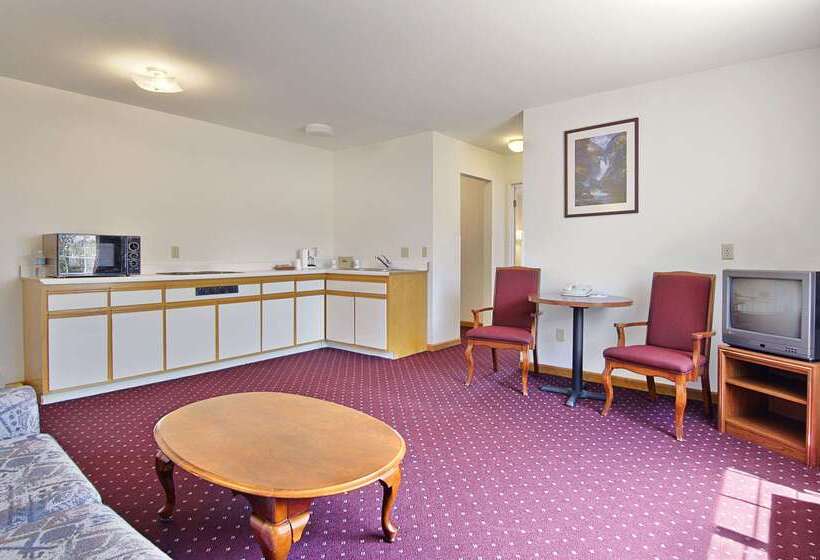 Отель Days Inn & Suites By Wyndham Lolo