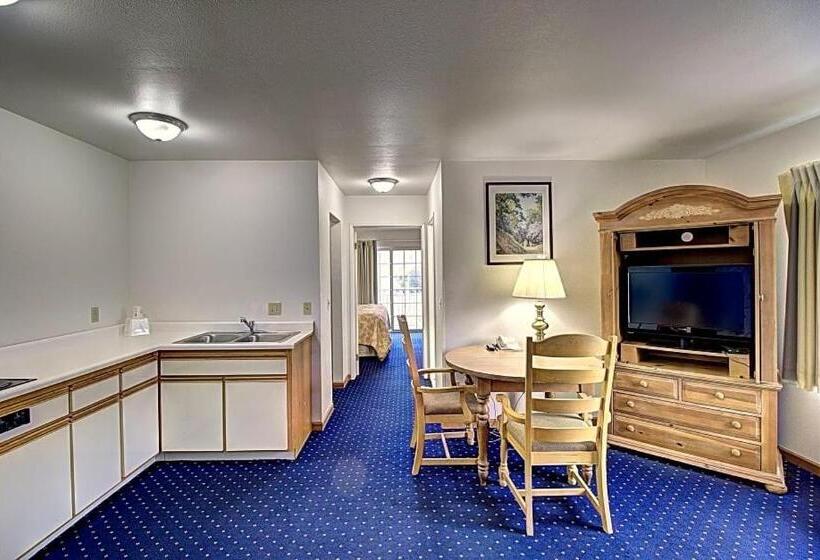 Отель Days Inn & Suites By Wyndham Lolo