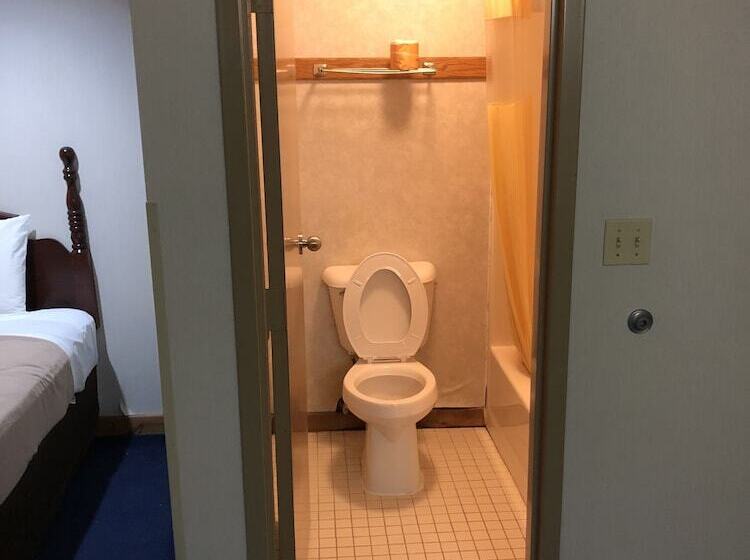 בית מלון כפרי Denison Inn & Suites