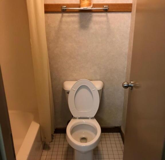 בית מלון כפרי Denison Inn & Suites