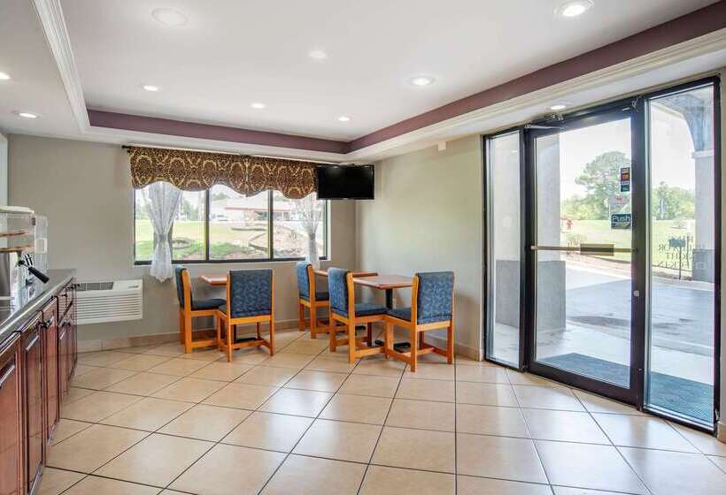 فندق Econo Lodge Inn & Suites