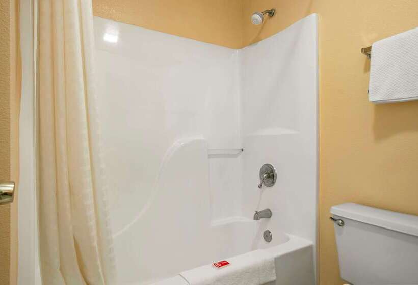 فندق Econo Lodge Inn & Suites