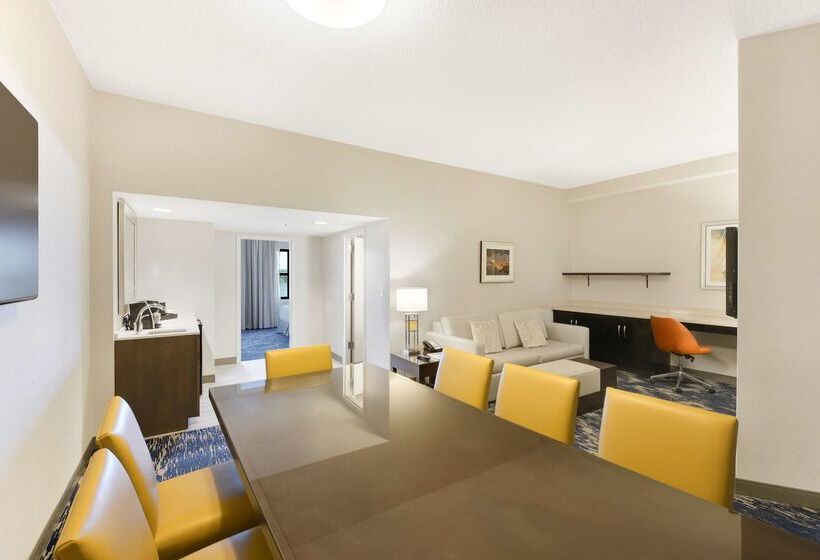 هتل Embassy Suites By Hilton Alexandria Old Town