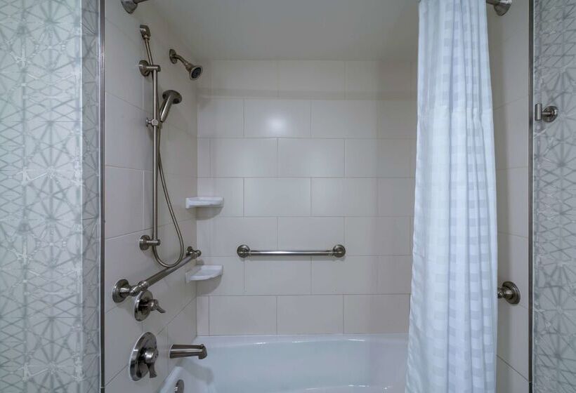 فندق Embassy Suites By Hilton Alexandria Old Town