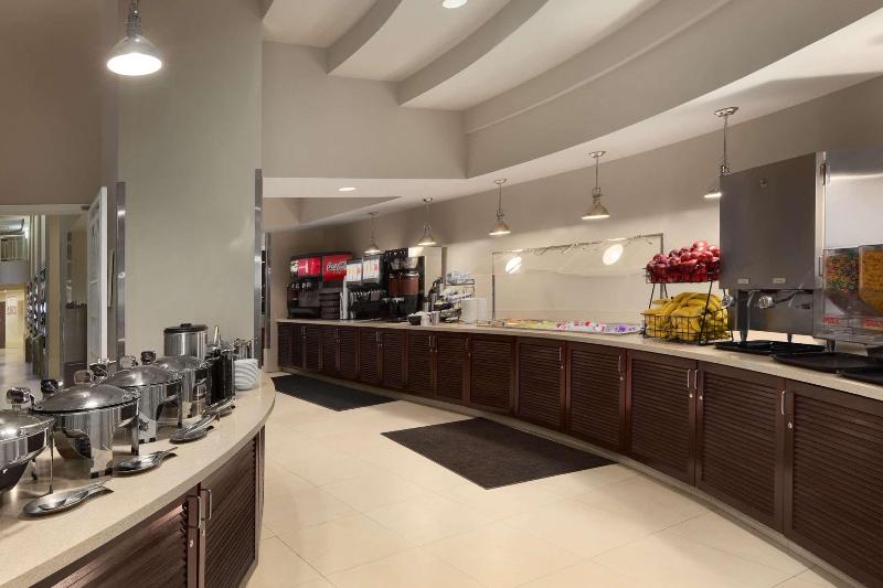 هتل Embassy Suites By Hilton Alexandria Old Town