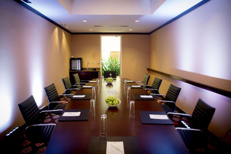 هتل Embassy Suites By Hilton Alexandria Old Town