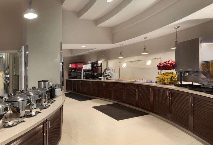 فندق Embassy Suites By Hilton Alexandria Old Town