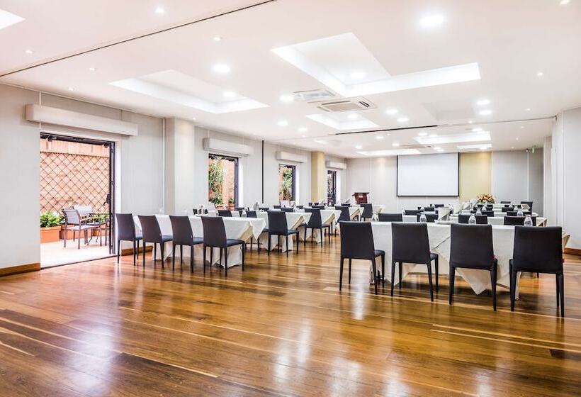 Отель Embassy Suites By Hilton Bogotá Rosales