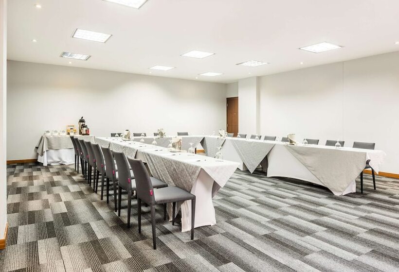 Отель Embassy Suites By Hilton Bogotá Rosales