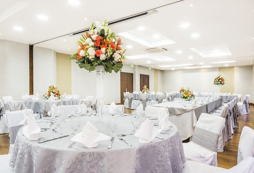 Отель Embassy Suites By Hilton Bogotá Rosales