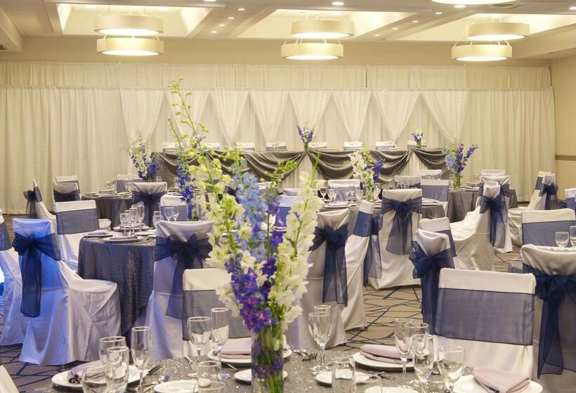 Отель Embassy Suites By Hilton Detroit Livonia Novi