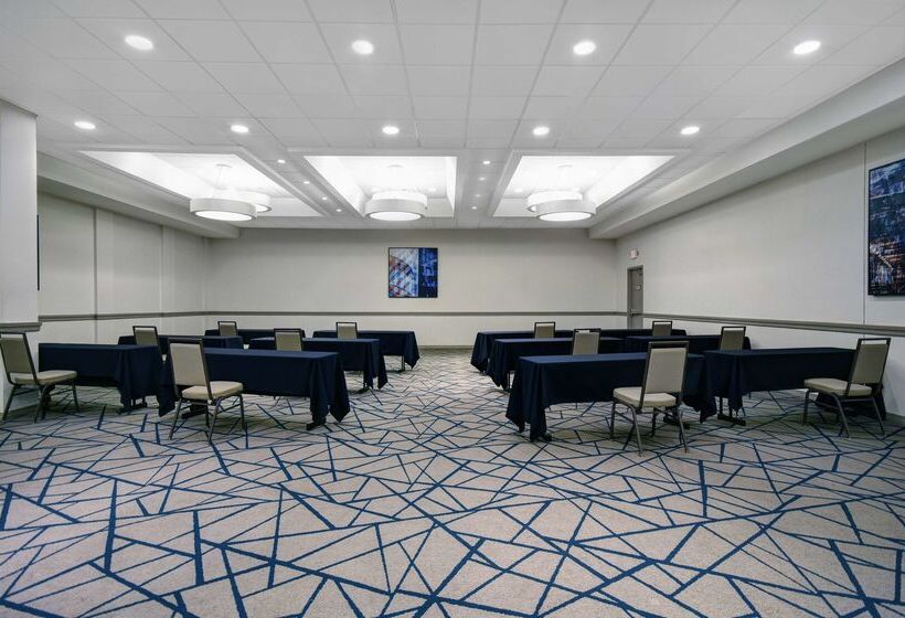 Отель Embassy Suites By Hilton Detroit Livonia Novi