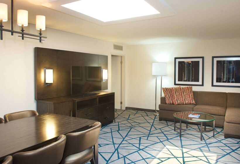 Отель Embassy Suites By Hilton Detroit Livonia Novi