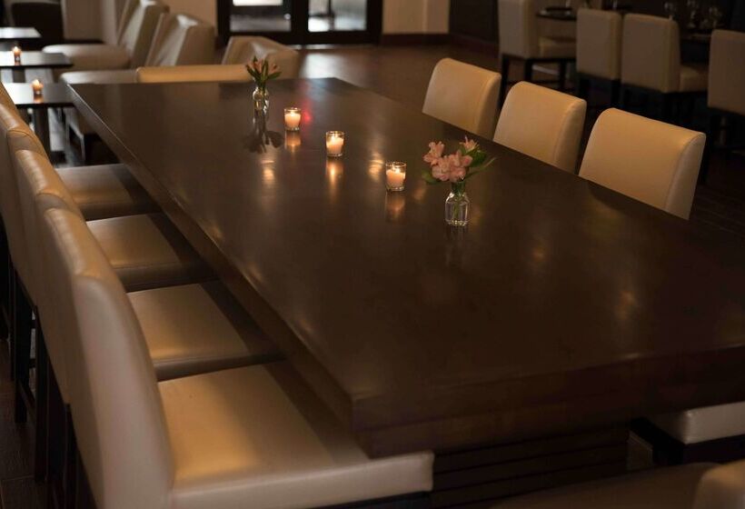 ホテル Embassy Suites By Hilton Detroit Livonia Novi