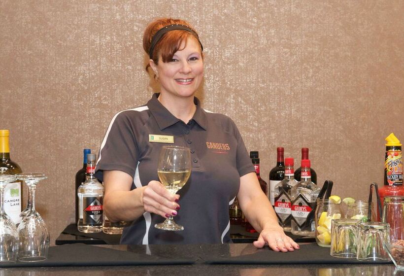 Отель Embassy Suites By Hilton Detroit Livonia Novi