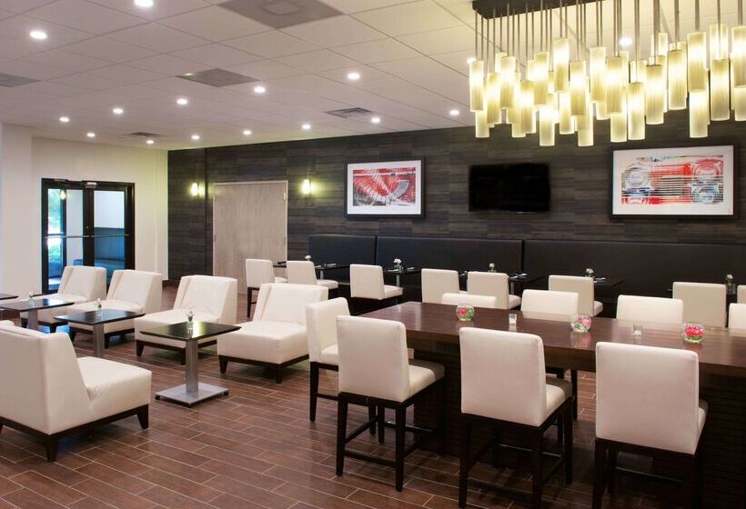 فندق Embassy Suites By Hilton Detroit Livonia Novi