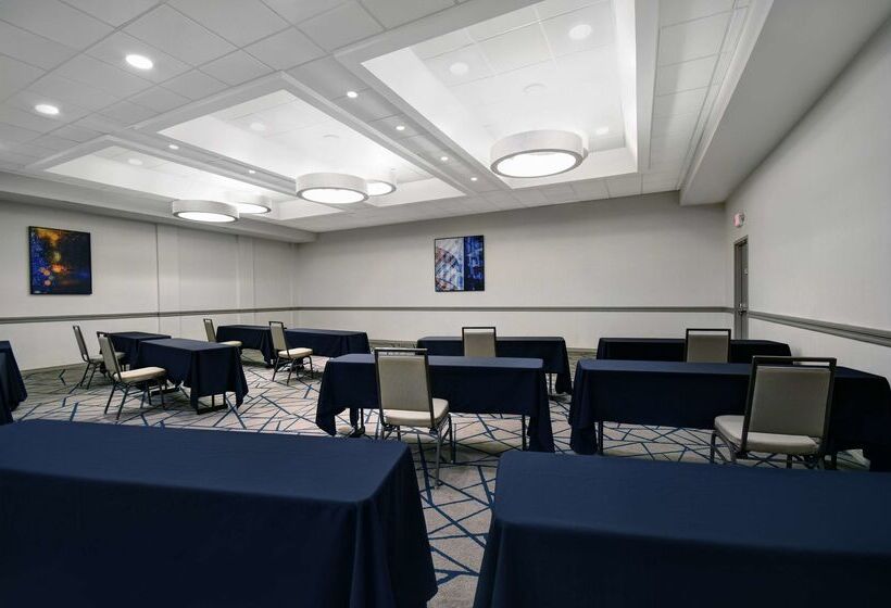 Отель Embassy Suites By Hilton Detroit Livonia Novi