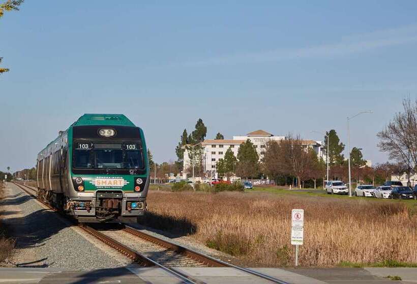 فندق Embassy Suites By Hilton San Rafael Marin County