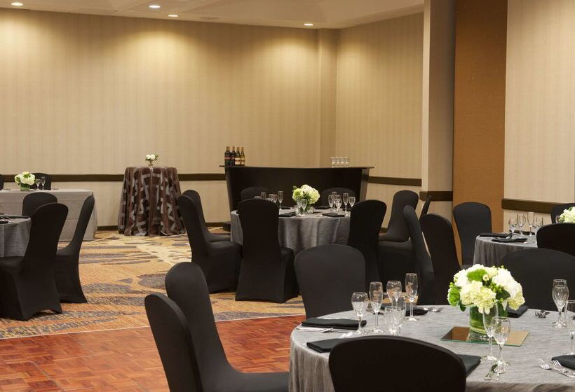 فندق Embassy Suites By Hilton Seattle Bellevue