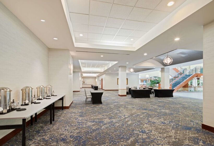 فندق Embassy Suites By Hilton Tampa Usf Near Busch Gardens