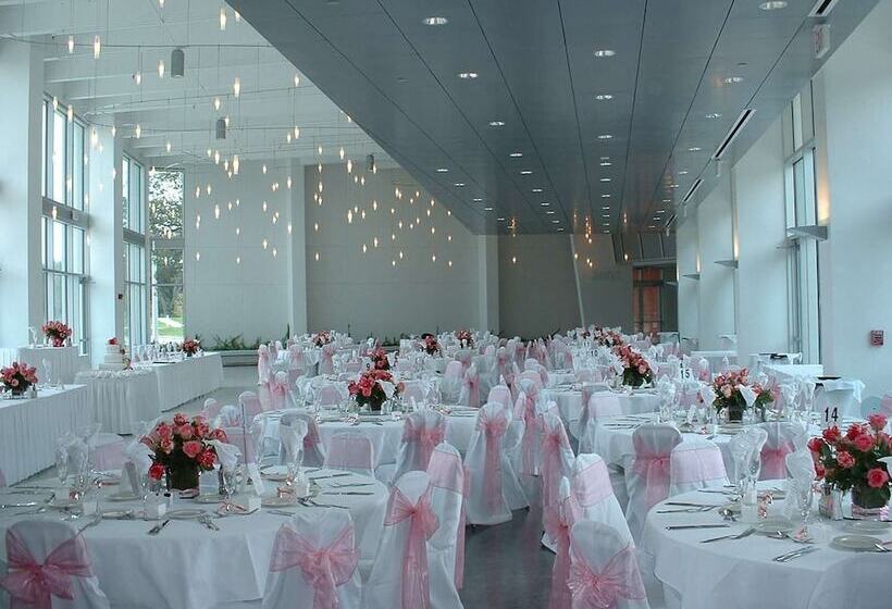 فندق Embassy Suites By Hilton Tampa Usf Near Busch Gardens