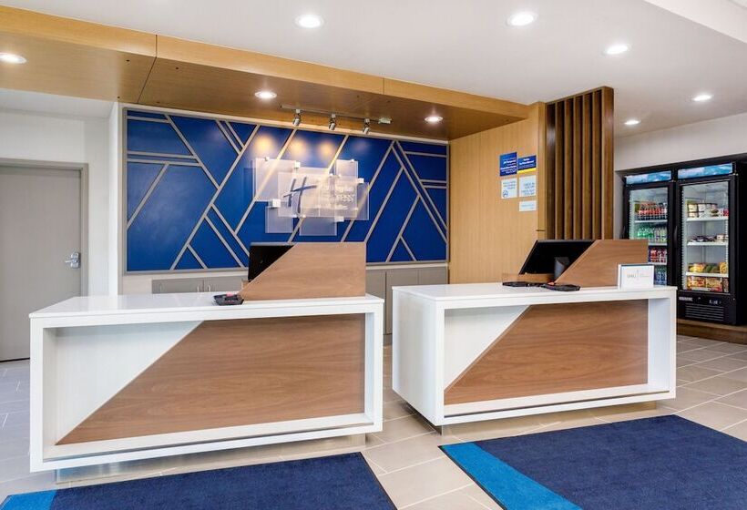 ホテル Holiday Inn Express & Suites Tampa Stadium   Airport Area, An Ihg