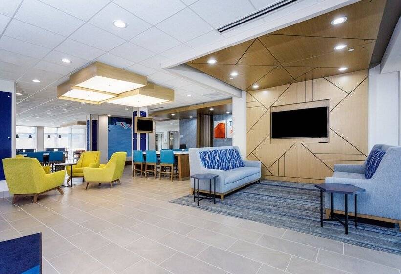 בית מלון כפרי Holiday Inn Express & Suites Tampa Stadium   Airport Area, An Ihg