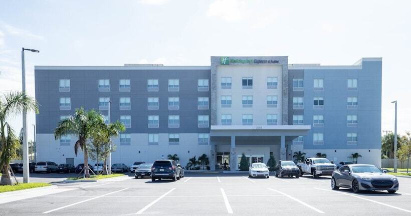 ホテル Holiday Inn Express & Suites Tampa Stadium   Airport Area, An Ihg