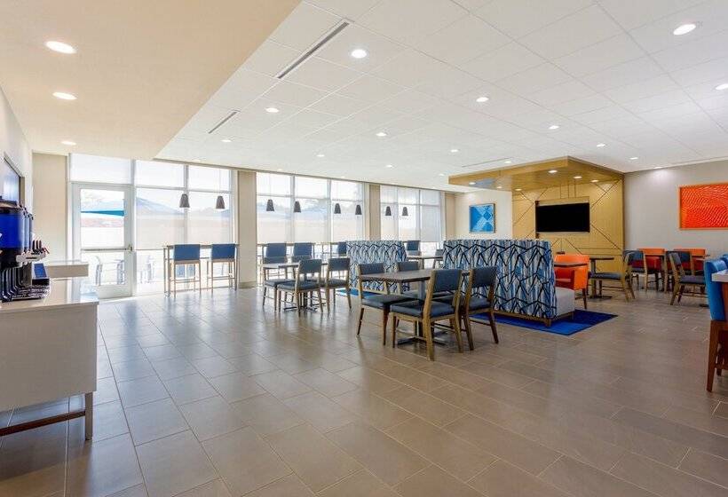 ホテル Holiday Inn Express & Suites Tampa Stadium   Airport Area, An Ihg