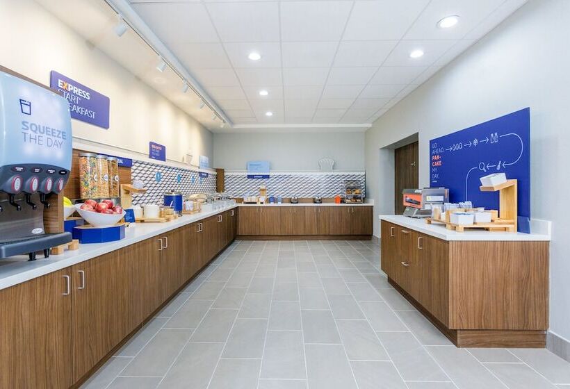 בית מלון כפרי Holiday Inn Express & Suites Tampa Stadium   Airport Area, An Ihg