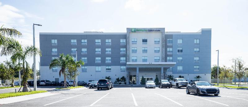 בית מלון כפרי Holiday Inn Express & Suites Tampa Stadium   Airport Area, An Ihg