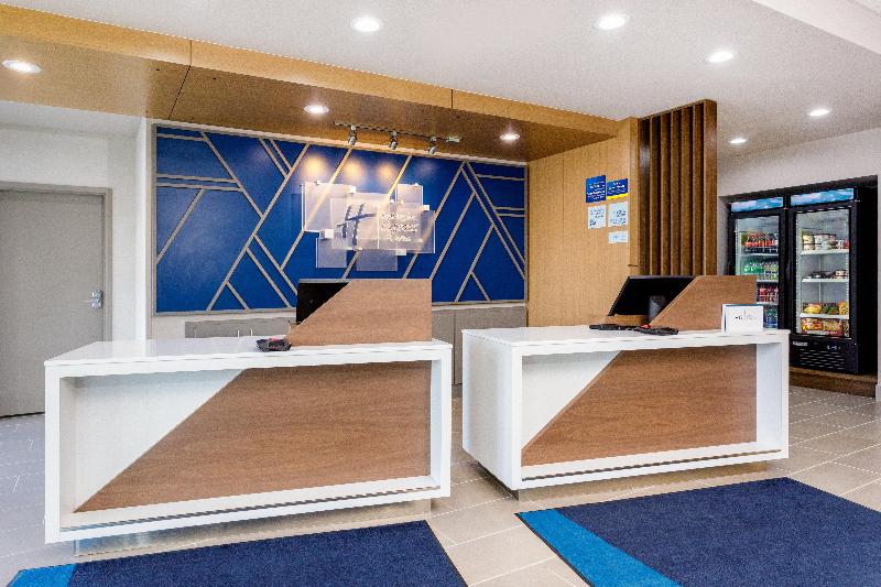 בית מלון כפרי Holiday Inn Express & Suites Tampa Stadium   Airport Area, An Ihg