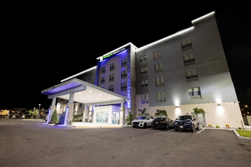 ホテル Holiday Inn Express & Suites Tampa Stadium   Airport Area, An Ihg