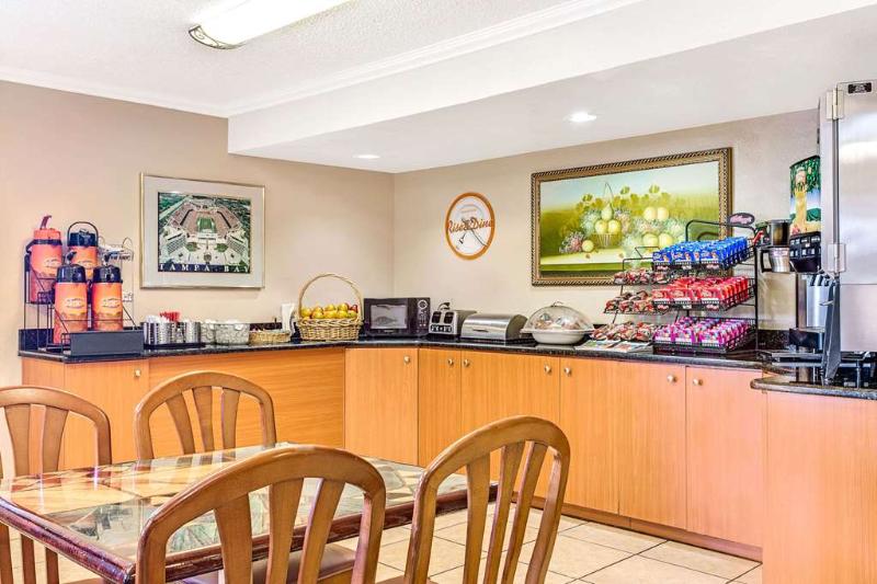 ホテル Holiday Inn Express & Suites Tampa Stadium   Airport Area, An Ihg