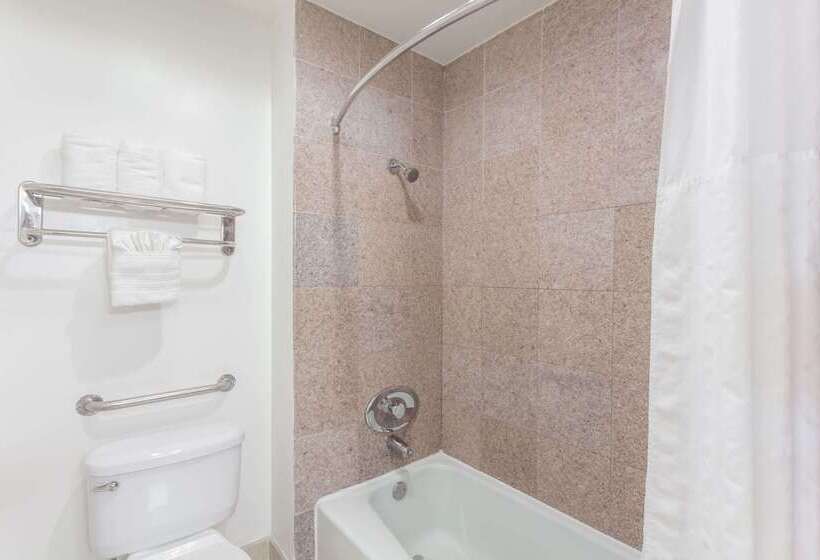 Howard Johnson By Wyndham San Diego Hotel Circle